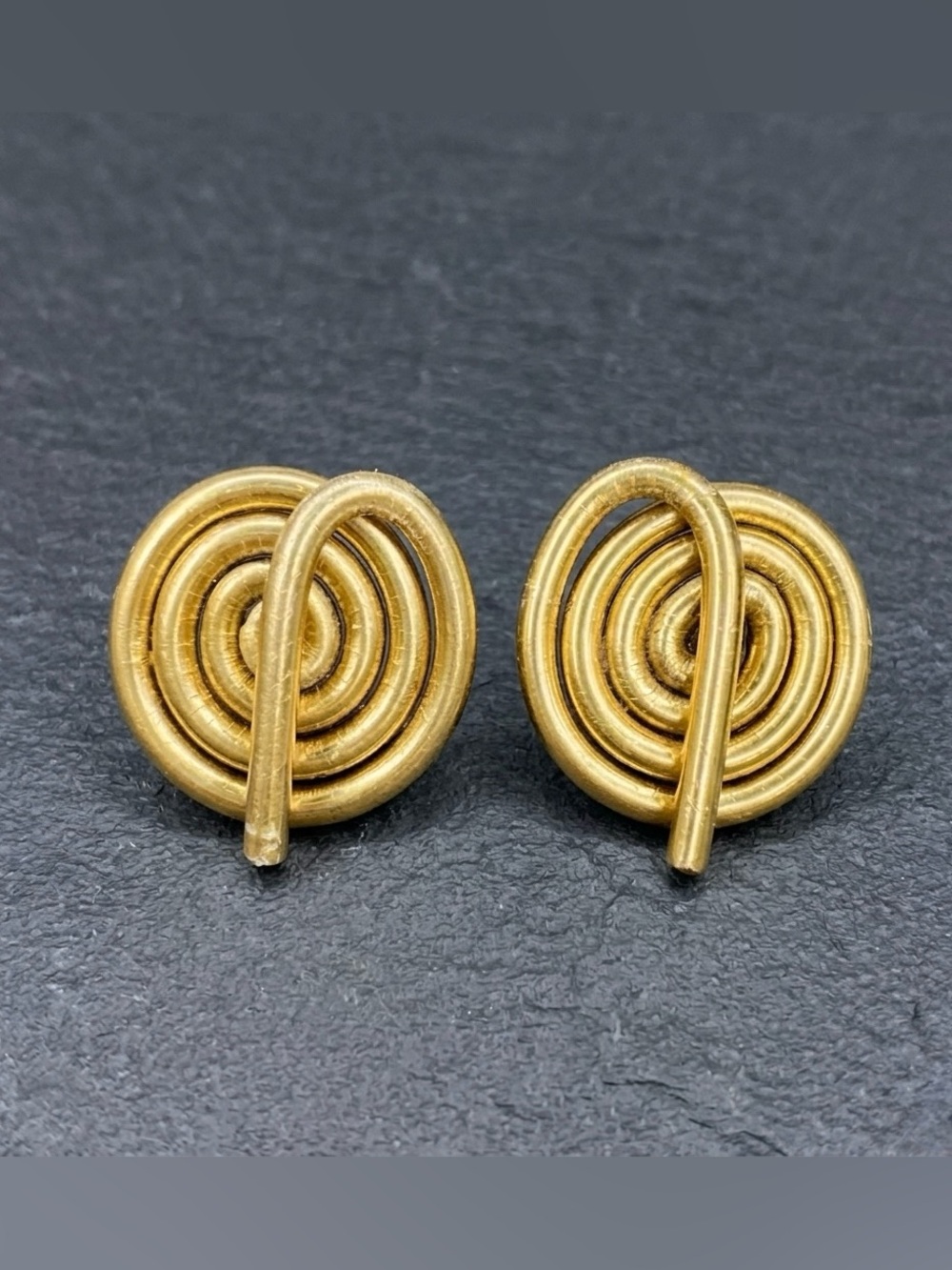 Vintage 80s Jeff Lieb Signed Gold Tone Industrial Brutalist Spiral Clip Earrings